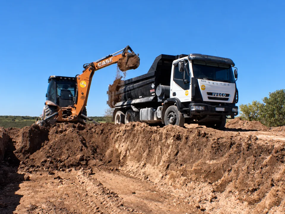 Retroexcavadora Case de Pedrin cargando un camión Iveco