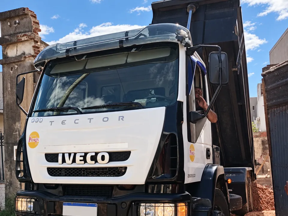 Camión volcador Iveco Tector de Pedrin