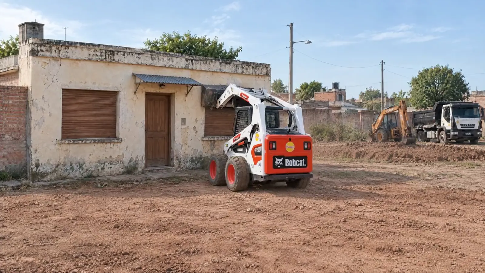 Una minicargadora Bobcat de Pedrin demuele el frente de una casa vieja
